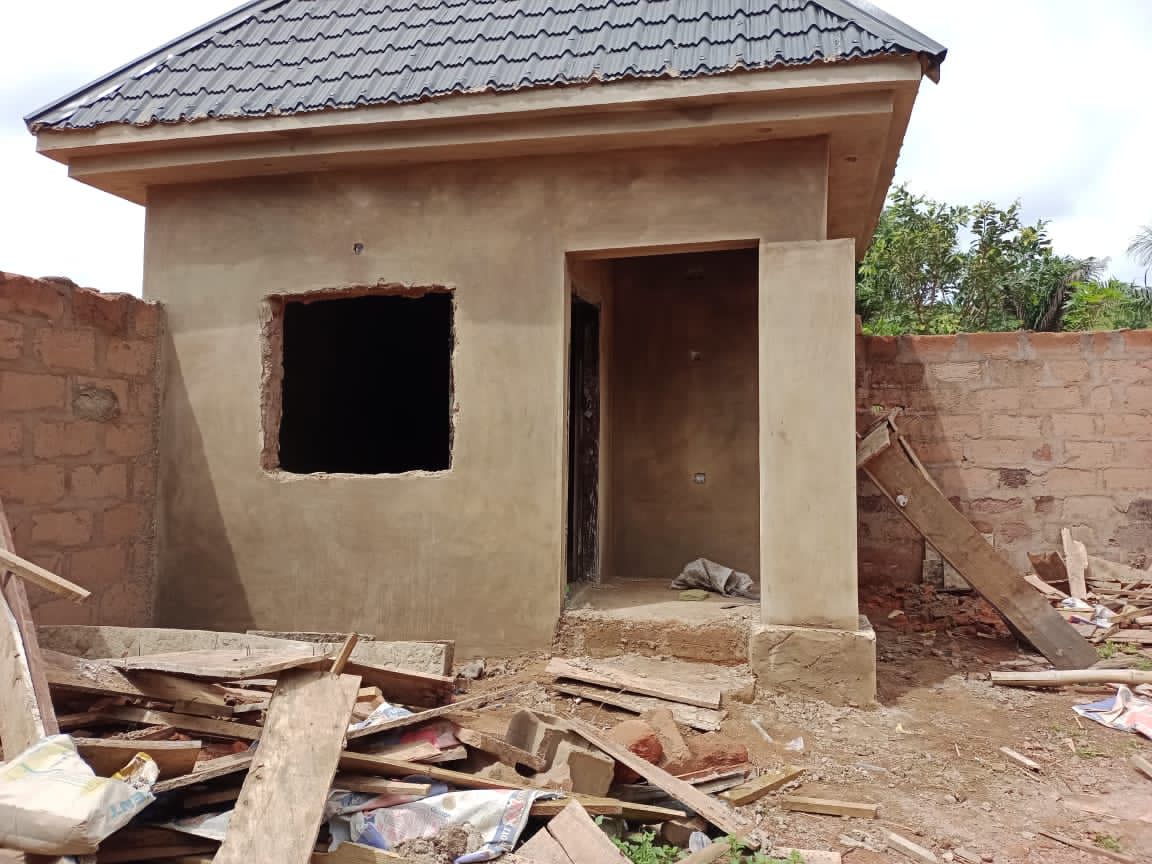 5 BEDROOM DUPLEX WITH 2 PARLOURS AND A SECURITY HOUSE UP FOR SALE IN NSUKKA
