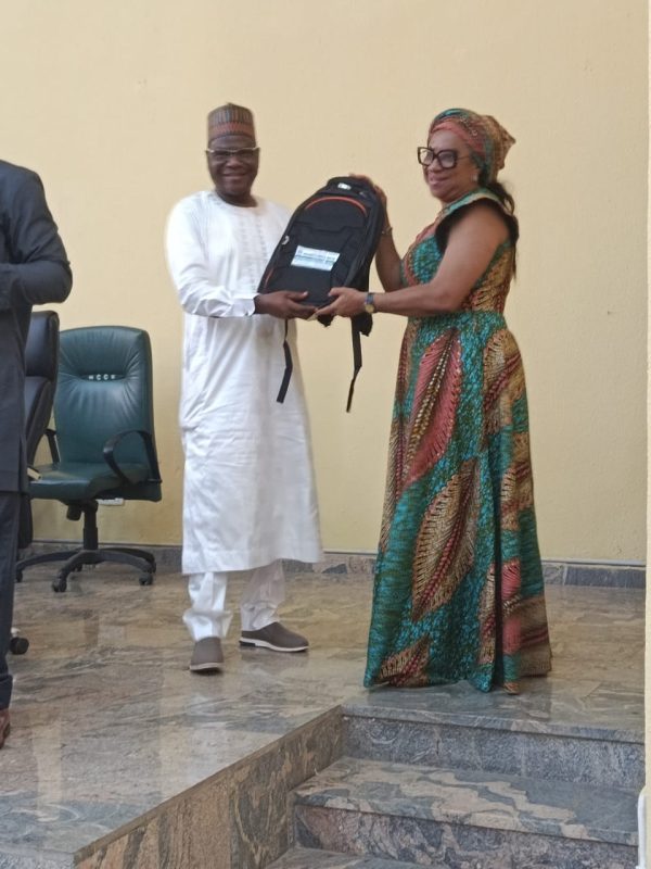 Presentation of the conference bag to our Provost by the SSUCOEN President